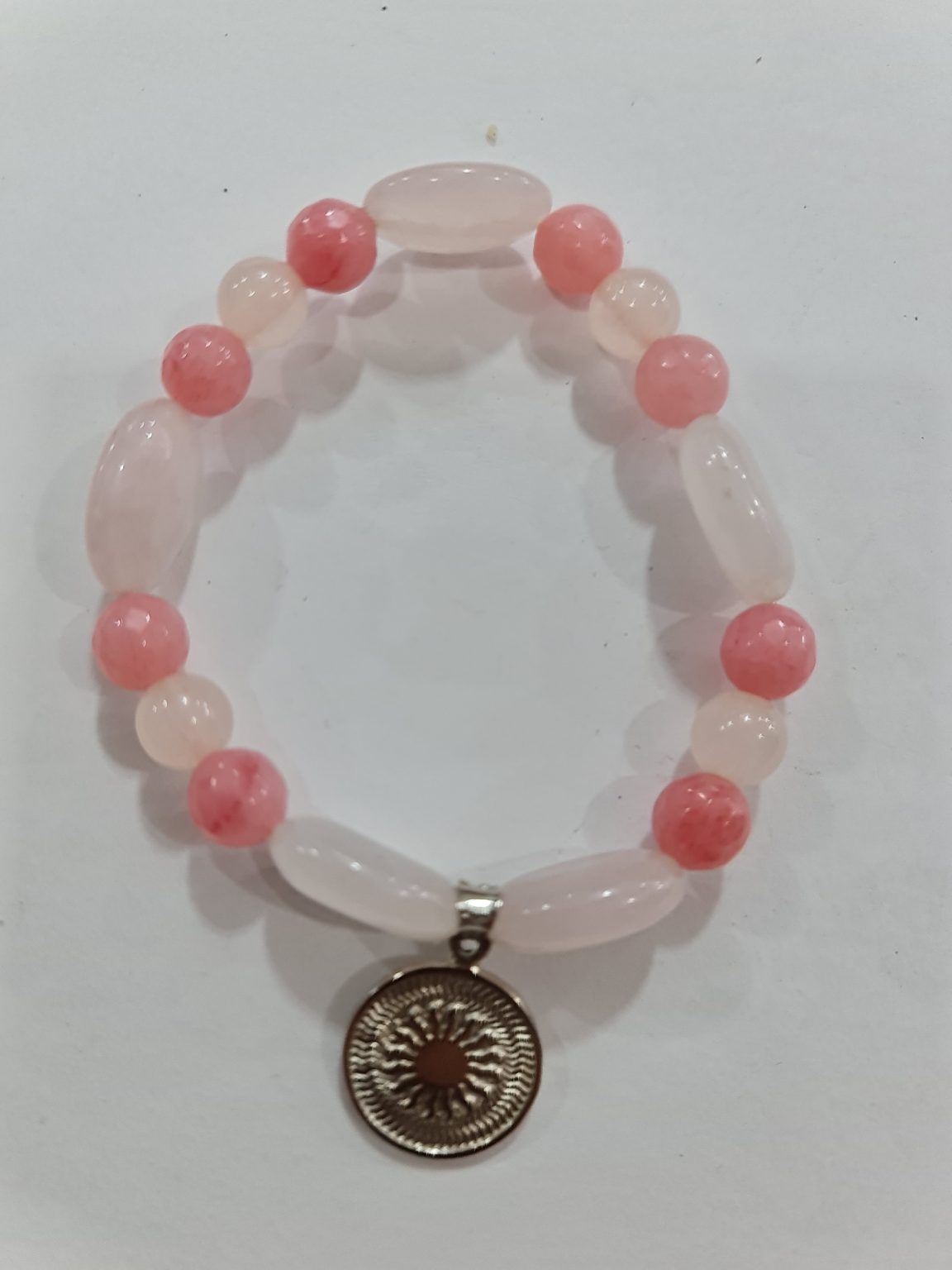 PULSERA DE CUARZO ROSA Y CUARZO CHERRY CON DIJE DEL ENEGRAMA SOLAR DE PLATA