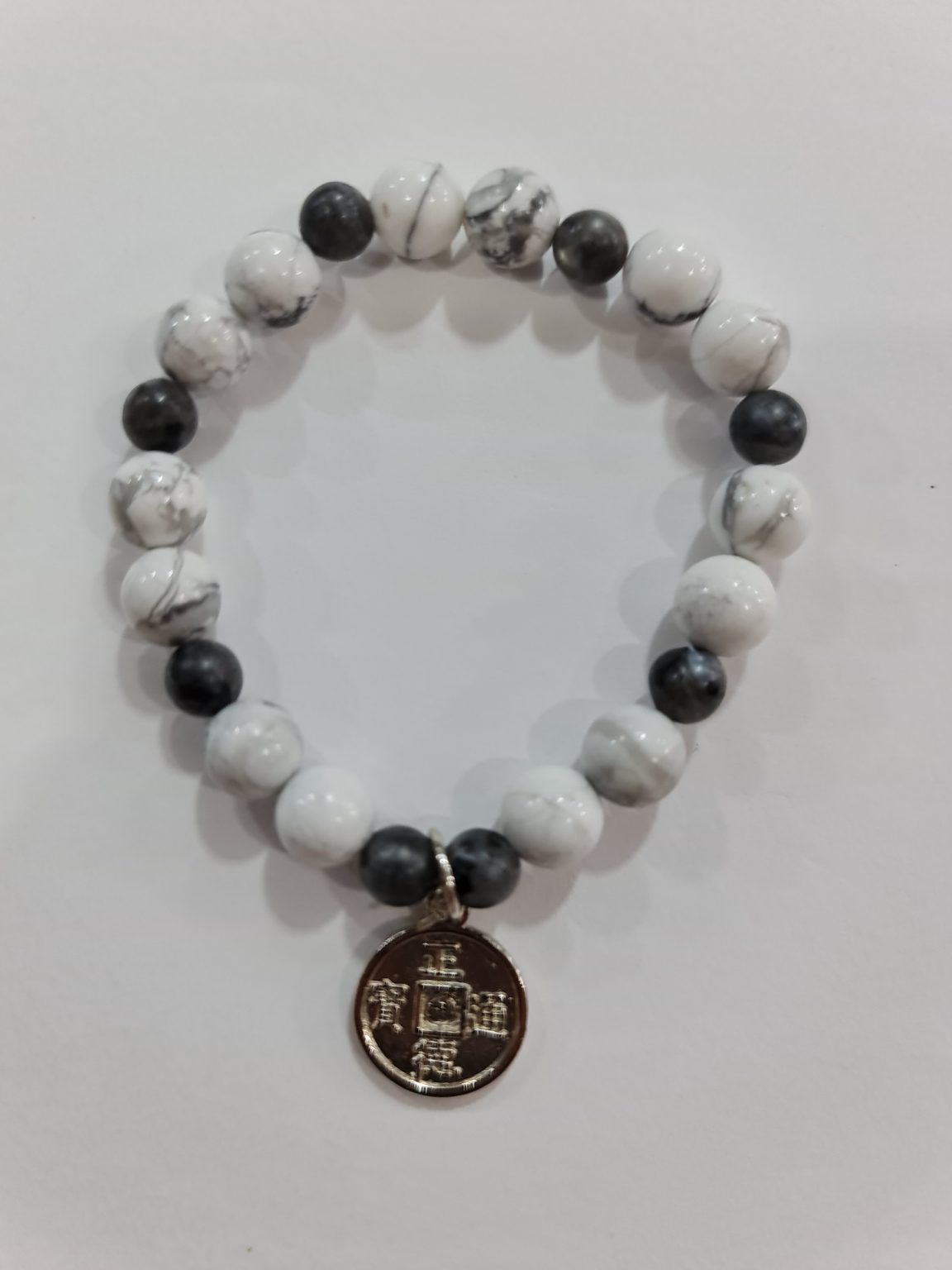 PULSERA DE CUARZO HOWLITA BLANCA Y LABRADORITA CON DIJE DEL ENEGRAMA SOLAR DE PLATA