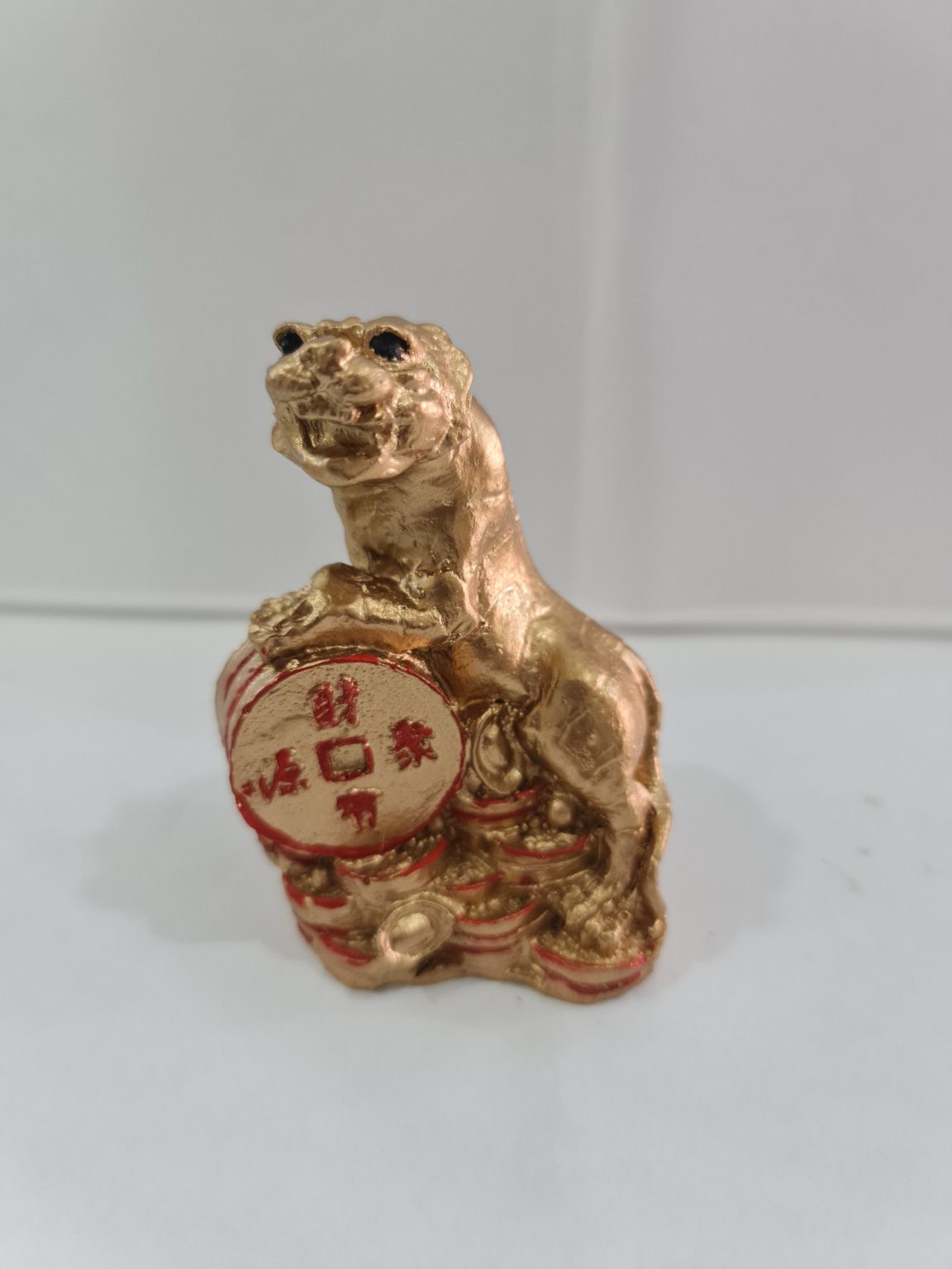 TIGRE MEDIANO CON MONEDA CHINA
