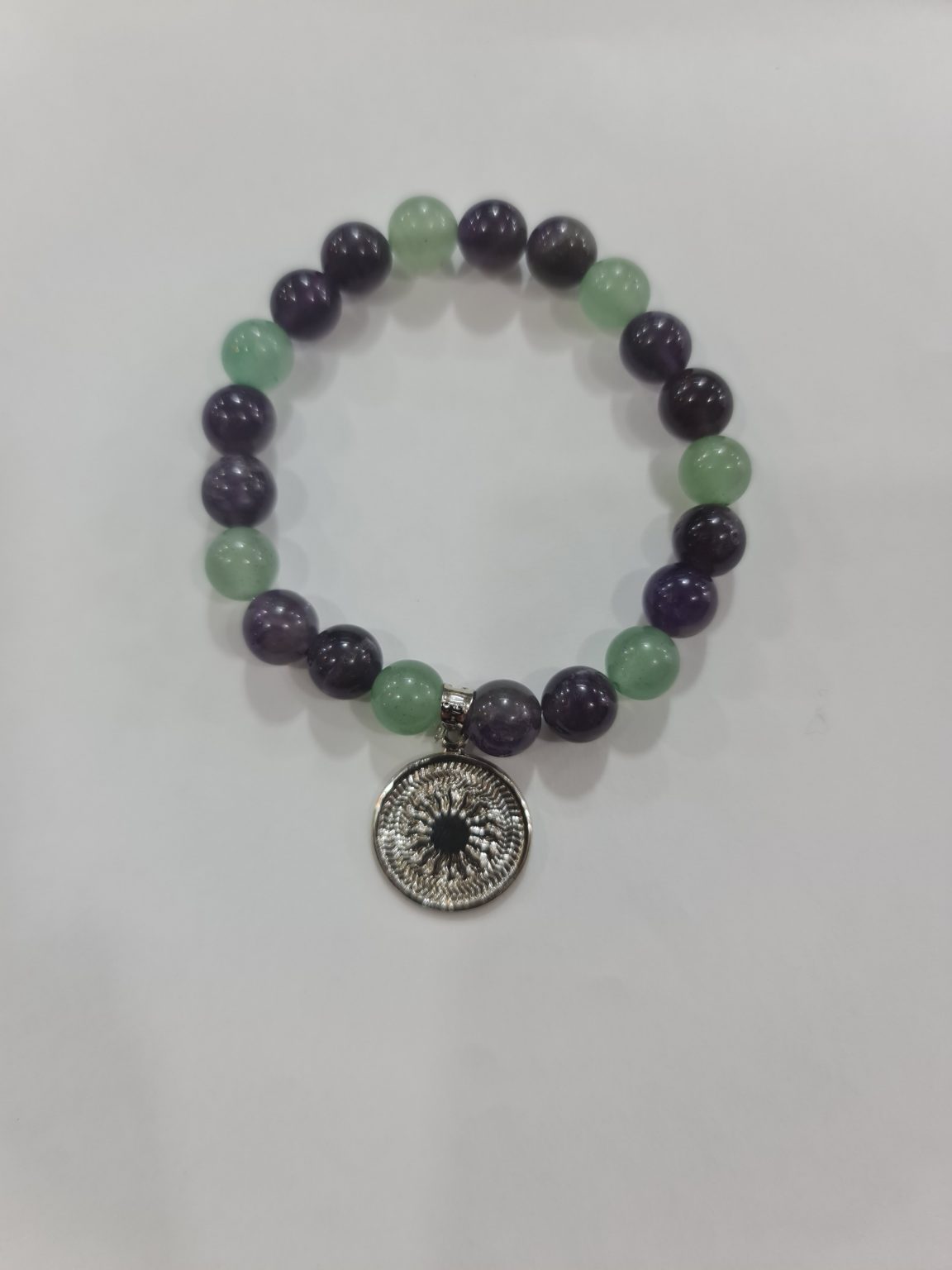 PULSERA DE CUARZO AMATISTA Y CUARZO VERDE CON DIJE DEL ENEGRAMA SOLAR DE PLATA