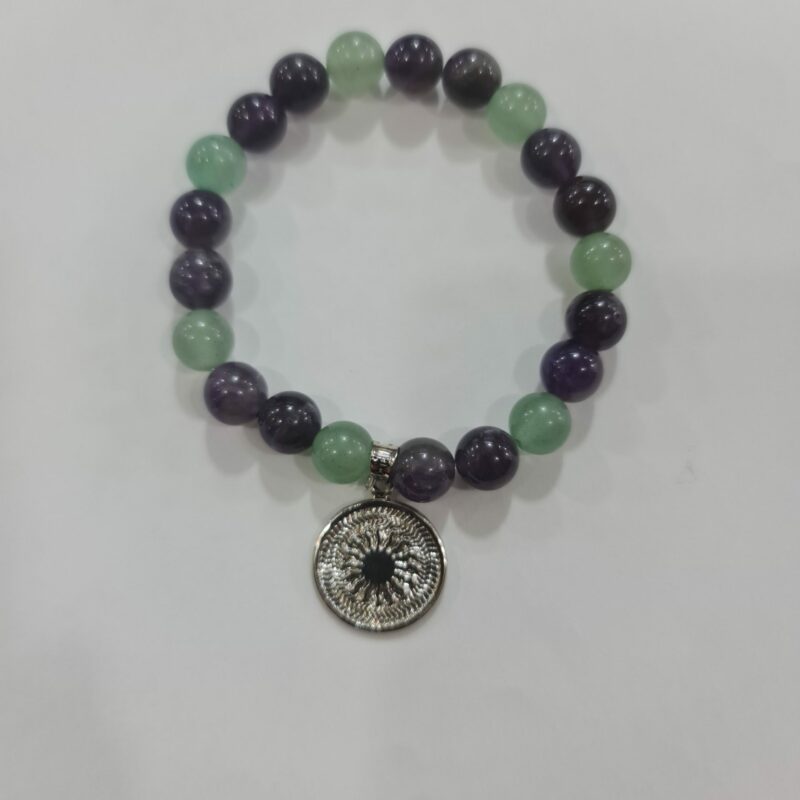 PULSERA DE CUARZO AMATISTA Y CUARZO VERDE CON DIJE DEL ENEGRAMA SOLAR DE PLATA