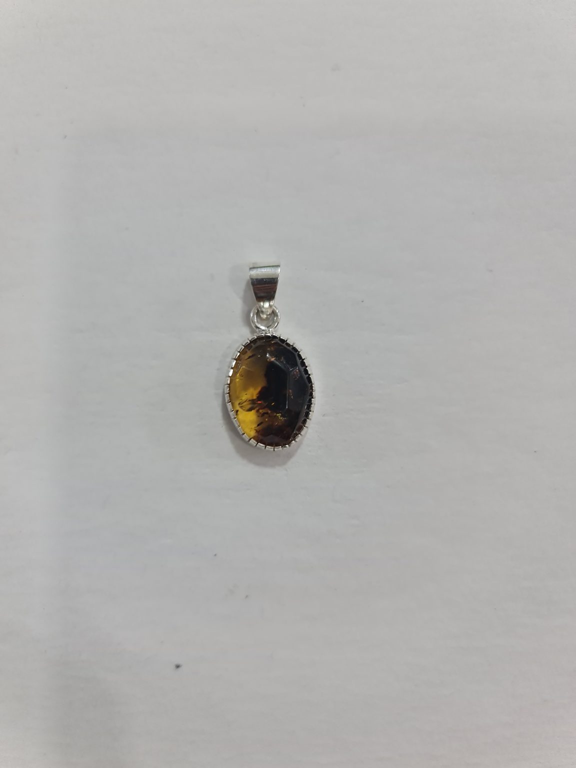 DIJE DE CUARZO DE ÁMBAR OVALO MONTADO EN PLATA CHICO