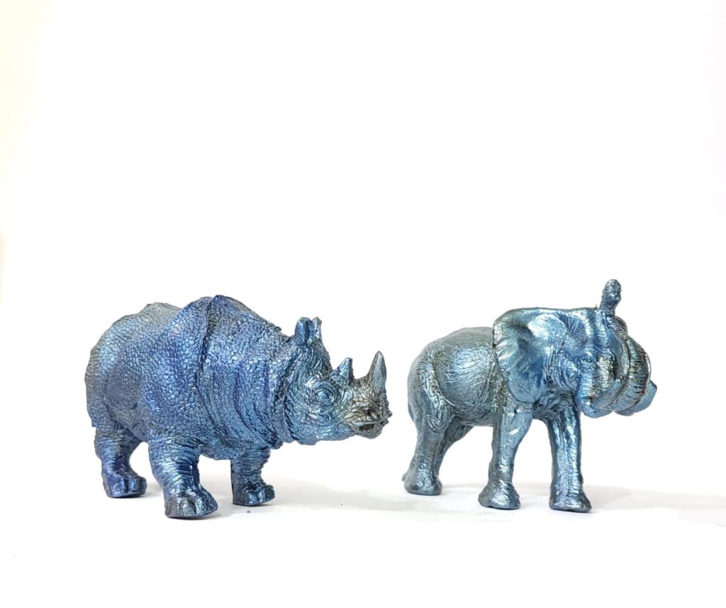 RINOCERONTE CON ELEFANTE AZUL