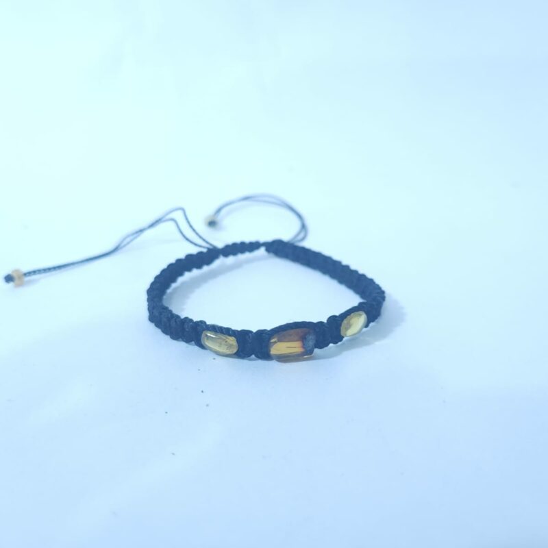 PULSERA DE HILO NEGRO CON ÁMBAR