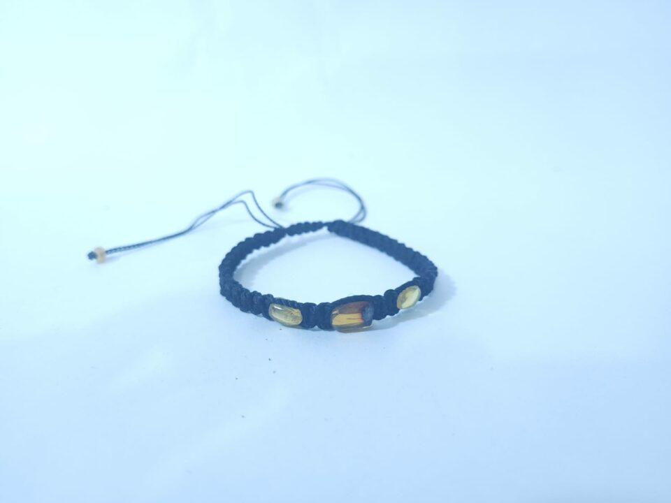 PULSERA DE HILO NEGRO CON ÁMBAR