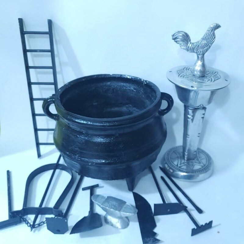 CALDERO CON HERRAMIENTAS DE SANTERÍA