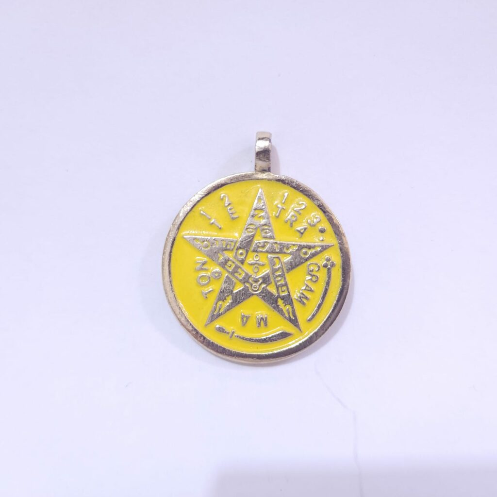 DIJE DE TETRAGRAMATÓN AMARILLO