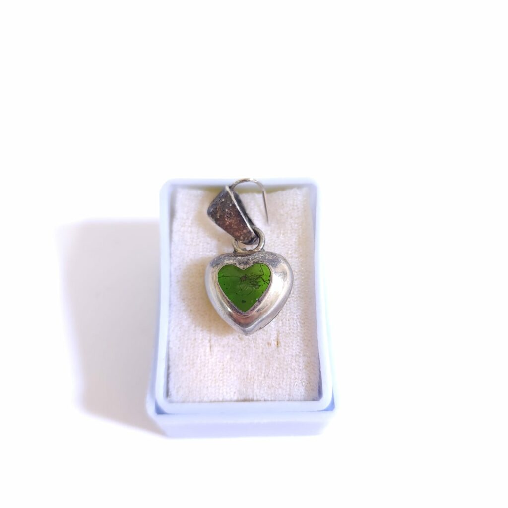 DIJE DE CORAZÓN DE ÁMBAR VERDE MONTADO EN PLATA