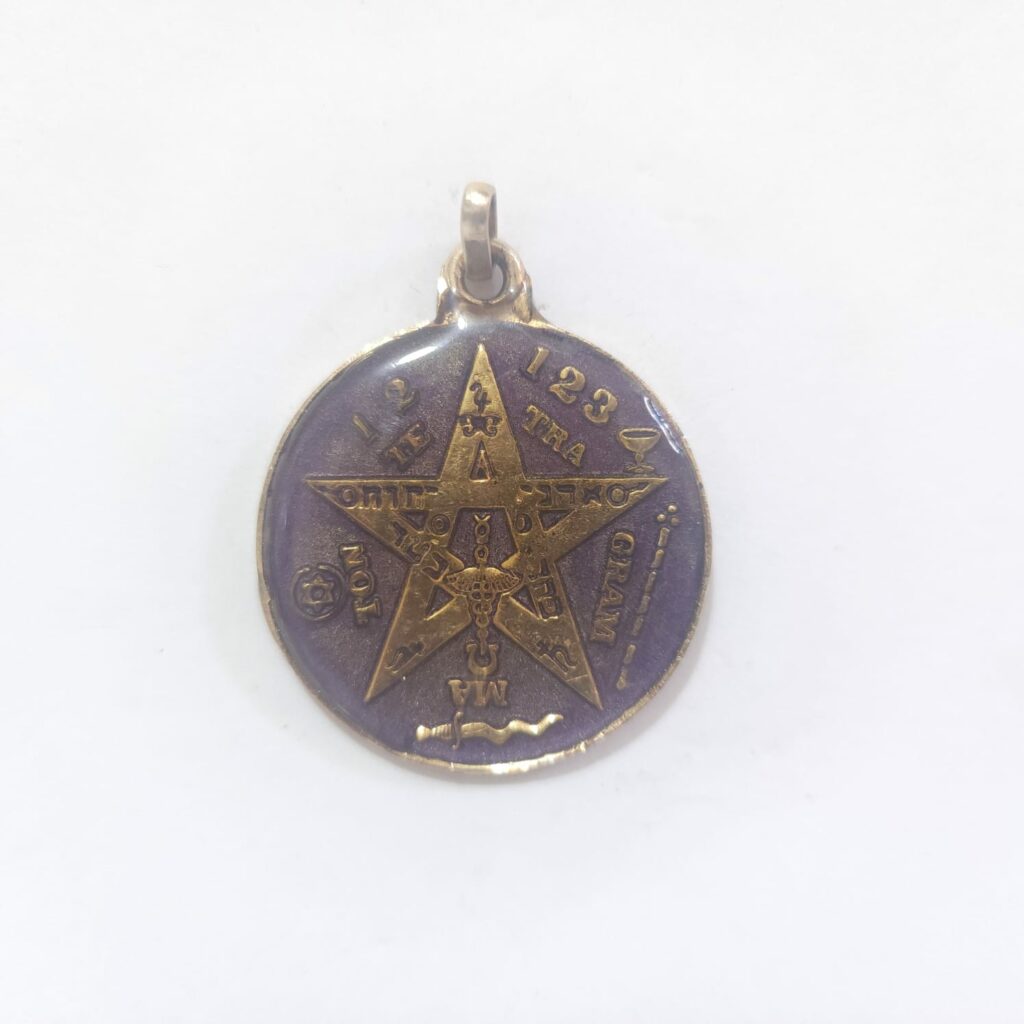 DIJE DE TETRAGRAMATÓN MORADO