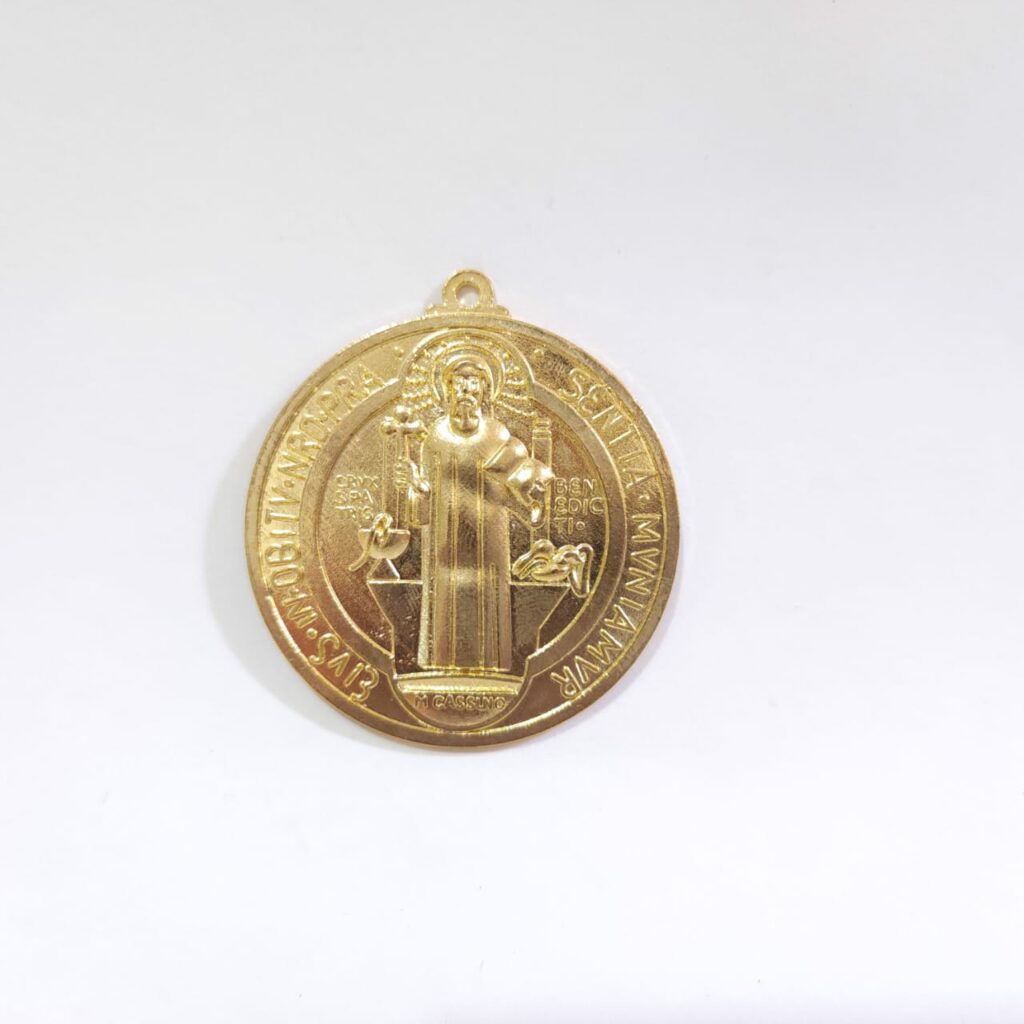 DIJE DE SAN BENITO DORADO
