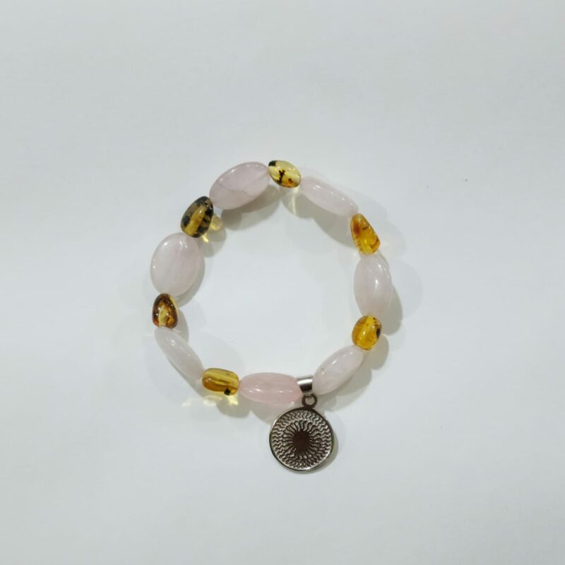 PULSERA DE CUARZO ÁMBAR Y CUARZO ROSA CON DIJE DEL ENEGRAMA SOLAR DE PLATA