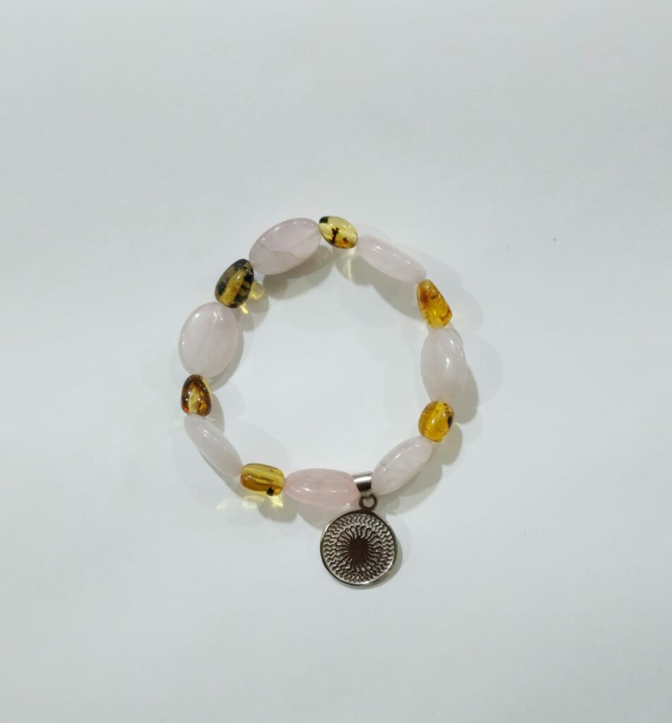 PULSERA DE CUARZO ÁMBAR Y CUARZO ROSA CON DIJE DEL ENEGRAMA SOLAR DE PLATA