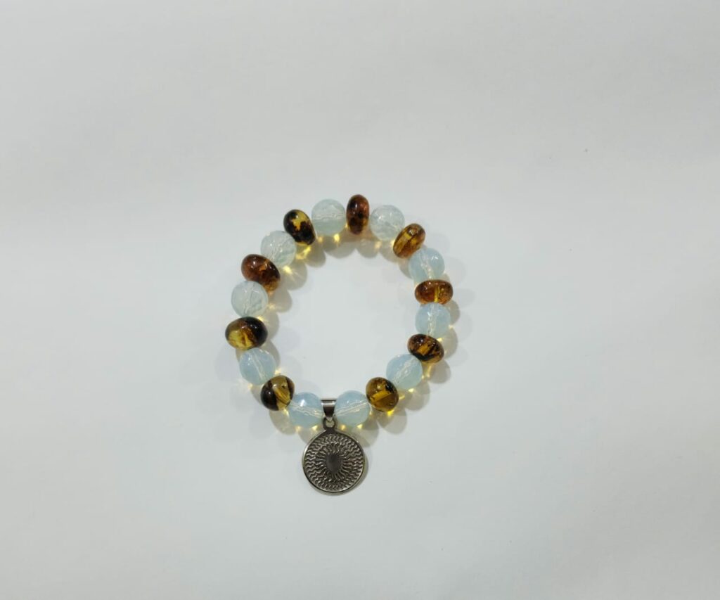 PULSERA DE CUARZO ÁMBAR Y PIEDRA LUNA CON DIJE DEL ENEGRAMA SOLAR DE PLATA