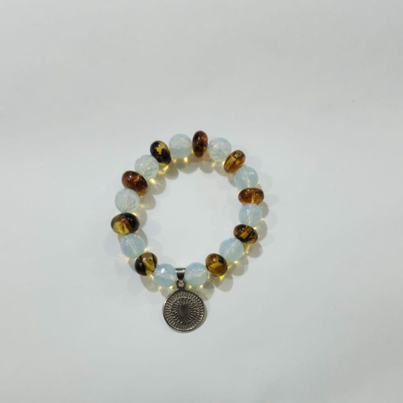 PULSERA DE CUARZO ÁMBAR Y PIEDRA LUNA CON DIJE DEL ENEGRAMA SOLAR DE PLATA
