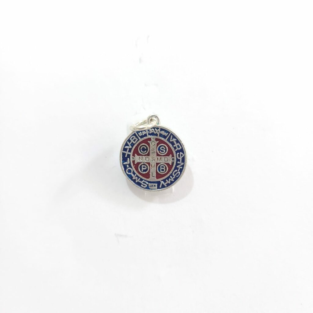 DIJE DE SAN BENITO AZUL CON ROJO CHICO