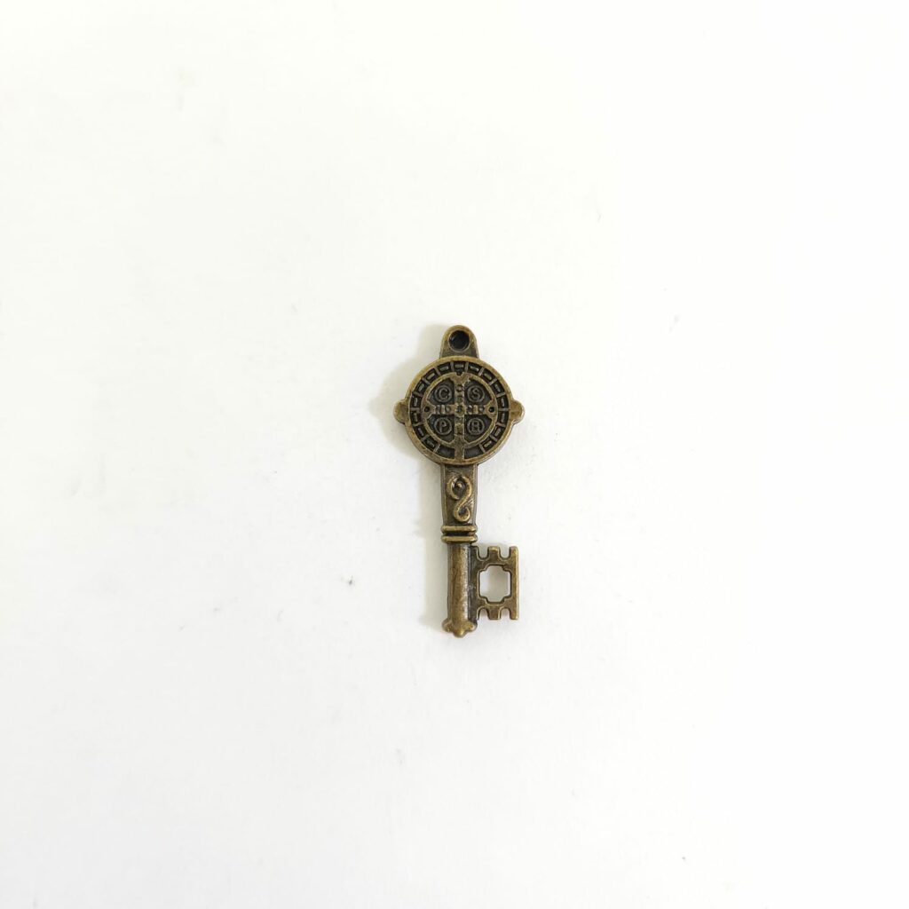 DIJE LLAVE DE SAN BENITO MINI