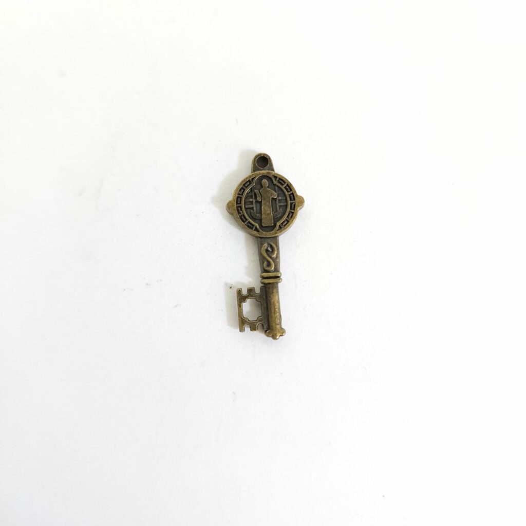 DIJE LLAVE DE SAN BENITO MINI