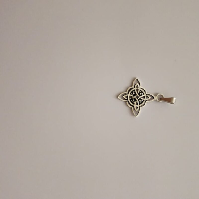 DIJE DE PLATA NUDO DE BRUJA