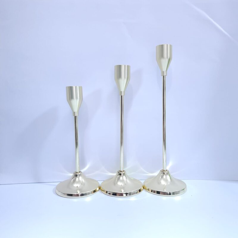 JUEGO DE 3 PORTA VELAS DE METAL DORADO