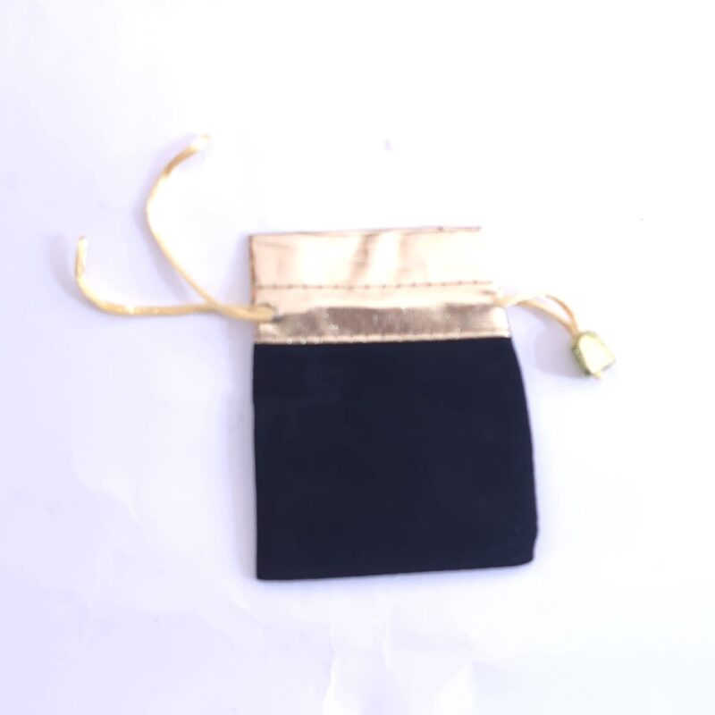 BOLSA DE TERCIOPELO NEGRA CON DORADO 9×7 cm