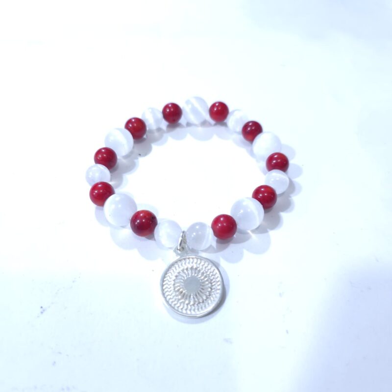PULSERA DE CUARZO SELENITA Y CORAL CON DIJE ENEGRAMA SOLAR